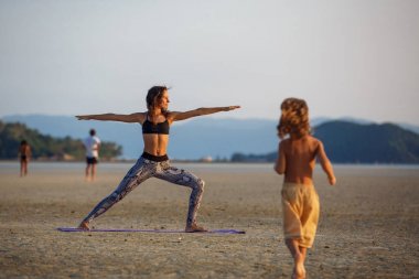 Anne oğluyla yoga yaparken