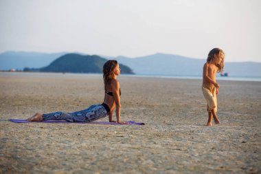 Anne oğluyla yoga yaparken