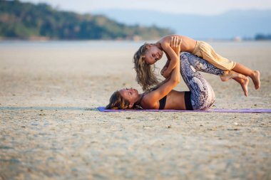 Anne oğluyla yoga yaparken