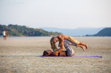 Anne oğluyla yoga yaparken