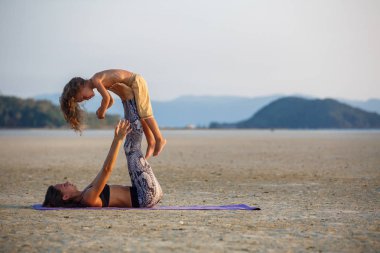 Anne oğluyla yoga yaparken