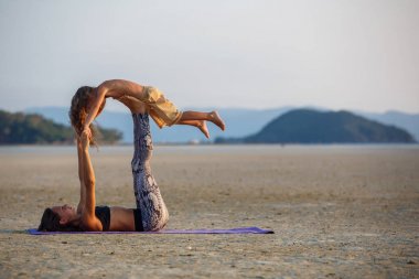 Anne oğluyla yoga yaparken