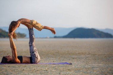 Anne oğluyla yoga yaparken