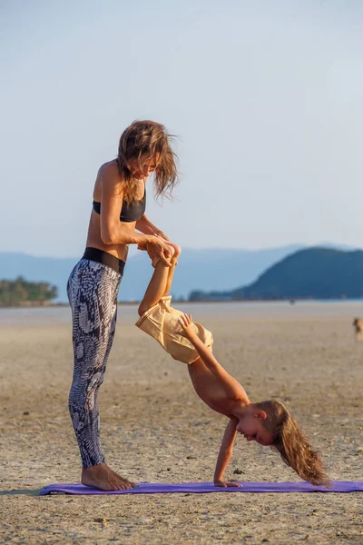 Madre con su hijo haciendo yoga — Foto de Stock