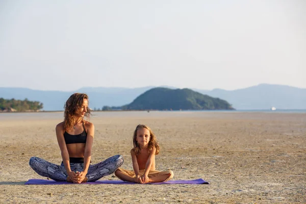 Anne oğluyla yoga yaparken