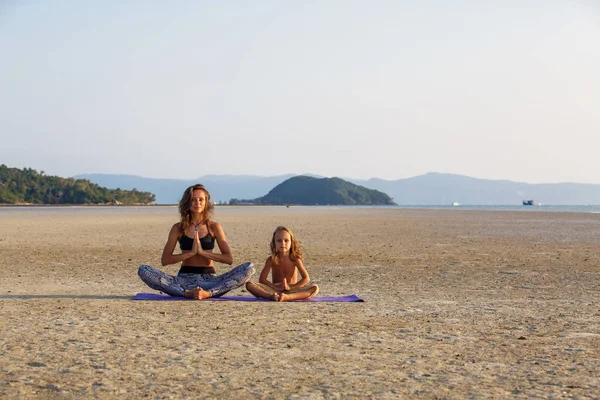 Anne oğluyla yoga yaparken