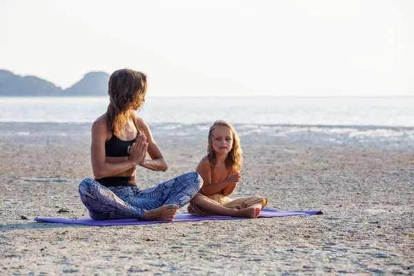 Madre con su hijo haciendo yoga — Foto de Stock