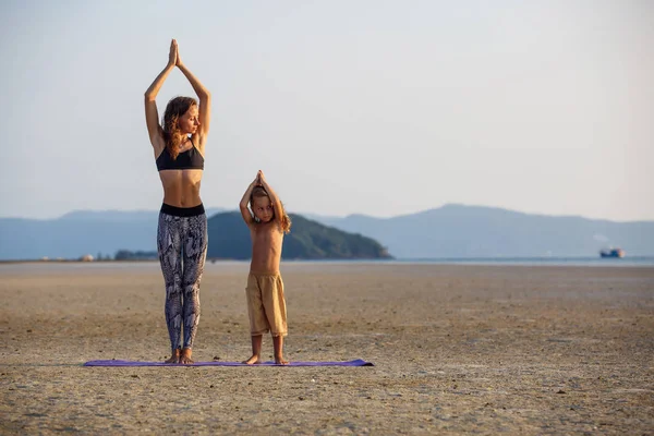 Anne oğluyla yoga yaparken