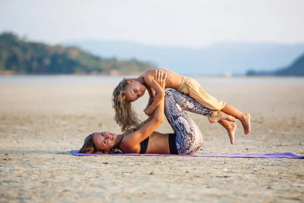 Anne oğluyla yoga yaparken