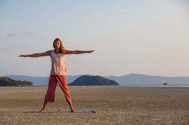 Adam sahilde yoga yapıyor