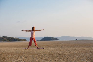 Adam sahilde yoga yapıyor