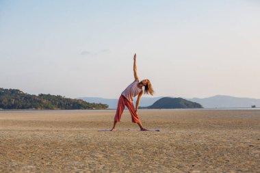 Adam sahilde yoga yapıyor