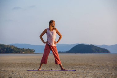 Adam sahilde yoga yapıyor