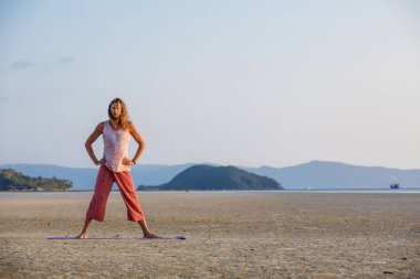 Adam sahilde yoga yapıyor