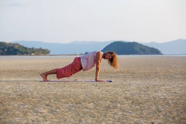 Adam sahilde yoga yapıyor