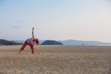 Adam sahilde yoga yapıyor