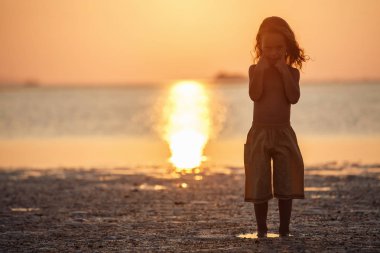 Gün batımında yakışıklı çocuk