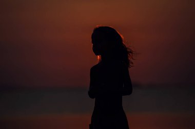 Gün batımında yakışıklı çocuk