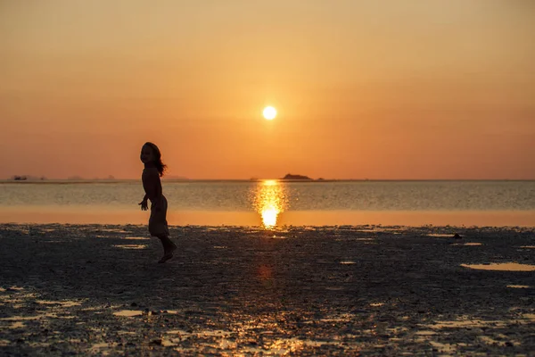 Knappe jongen bij zonsondergang — Stockfoto