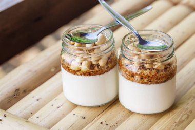 Cam Kavanoz lezzetli yoğurt ile