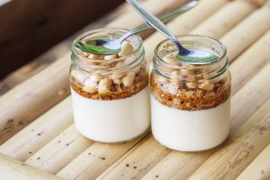 Cam Kavanoz lezzetli yoğurt ile