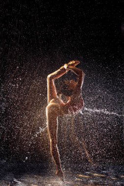 Jimnastikçi su sprey