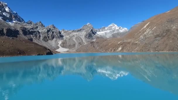 Lago Gokyo en himalaya — Vídeos de Stock