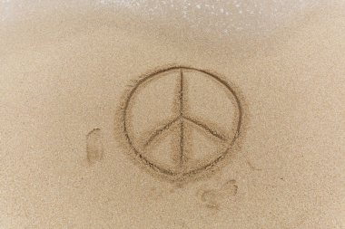 Barış işareti kum üzerinde