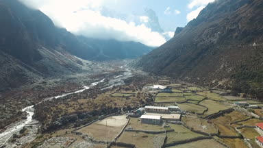 Everest basecamp Thame, Nepal görünümü - trek. Drone görüntüleri.
