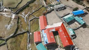 Everest basecamp Thame, Nepal görünümü - trek. Drone görüntüleri.