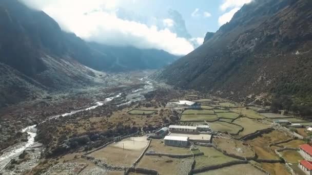 Everest basecamp trek weergave - Thame, Nepal. Drone beelden. — Stockvideo