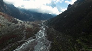 Everest basecamp Thame, Nepal görünümü - trek. Drone görüntüleri.