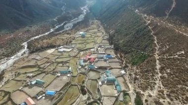 Everest basecamp Thame, Nepal görünümü - trek. Drone görüntüleri.