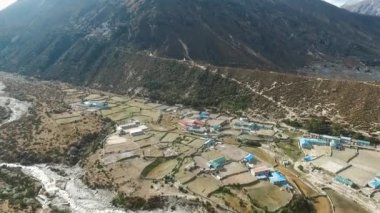 Everest basecamp Thame, Nepal görünümü - trek. Drone görüntüleri.