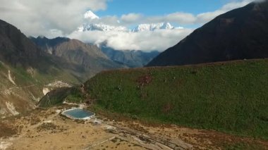 Everest basecamp Thame, Nepal görünümü - trek. Drone görüntüleri.
