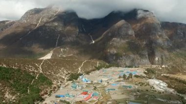 Everest basecamp Thame, Nepal görünümü - trek. Drone görüntüleri.