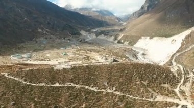 Everest basecamp Thame, Nepal görünümü - trek. Drone görüntüleri.