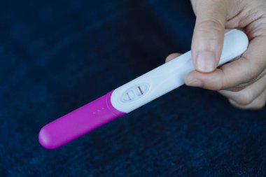 Kadın el holding hamilelik testi.