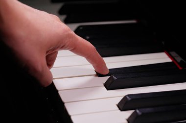 Piyanist elinden piyano açı yanında sahne.