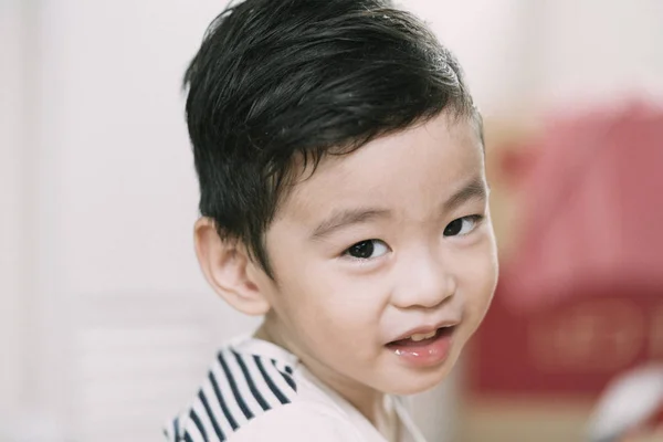 Portrét roztomilý asijský kluk. — Stock fotografie