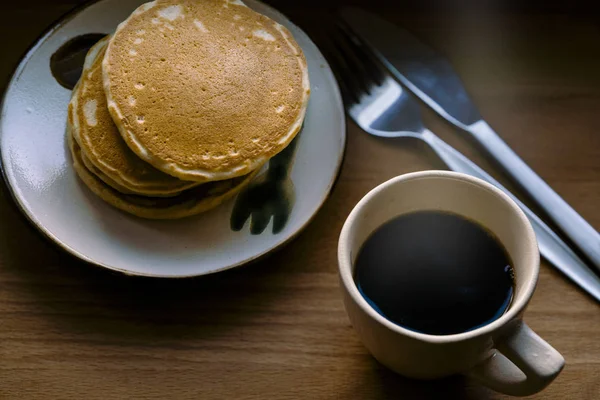 Close-up van pannenkoek en een kopje zwarte koffie — Stockfoto