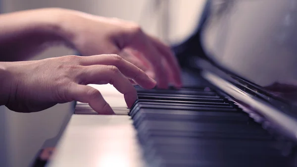 ピアノを弾く角度の横にあるからピアニストの手のシーン — ストック写真