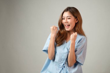 Hasta elbisesi içinde güzel bir Asyalı kadının portresi onu büyüttü.