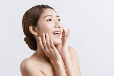 20 'li yaşlarda güzel bir Asyalı kadının portresi. 