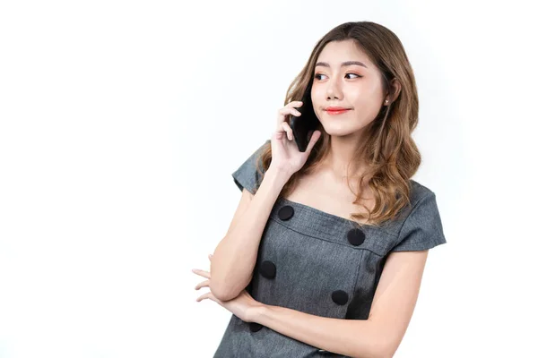 Joven mujer asiática inteligente sonriendo con felicidad hablando en smartp —  Fotos de Stock