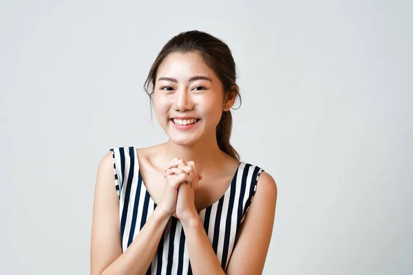 Retrato de una joven hermosa mujer asiática con brillo fresco limpio —  Fotos de Stock