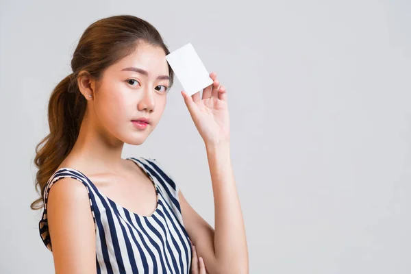 Elegante mujer asiática elegante sosteniendo una tarjeta y mirando confiado t —  Fotos de Stock