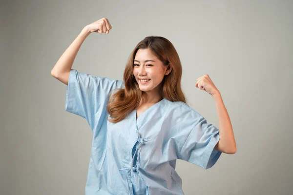 Портрет красивой азиатской женщины в больничном платье воспитал ее — стоковое фото