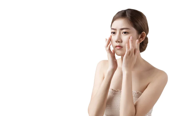 Retrato de una hermosa mujer asiática toca su cara ab preocupado —  Fotos de Stock