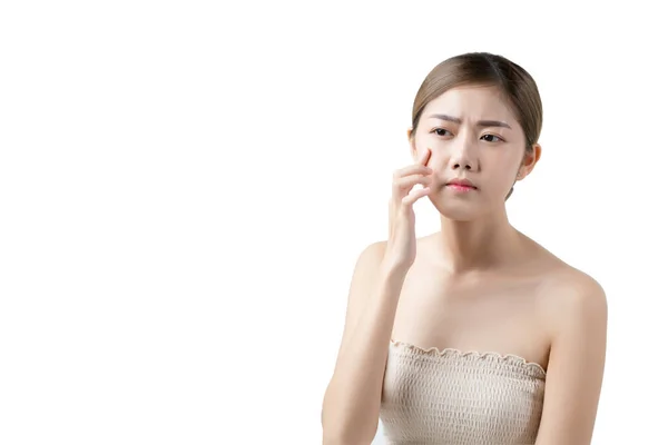 Портрет красивой азиатской женщины трогает ее лицо обеспокоены — стоковое фото